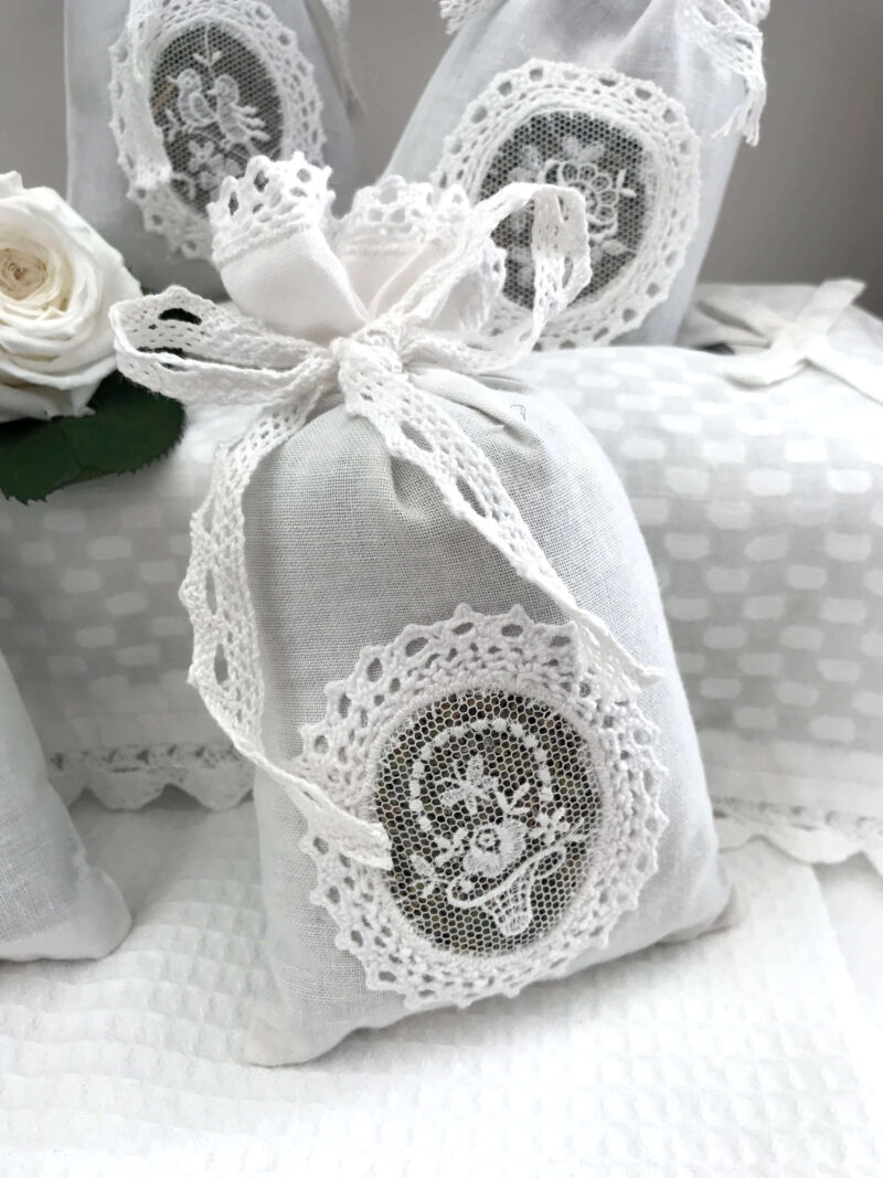Pochon broderie au choix coton blanc garni de lavande brodé – Image 3