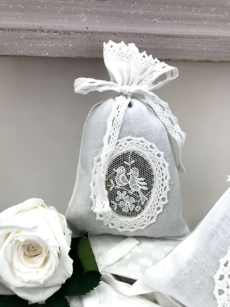 Pochon broderie au choix coton blanc garni de lavande brodé – Image 4