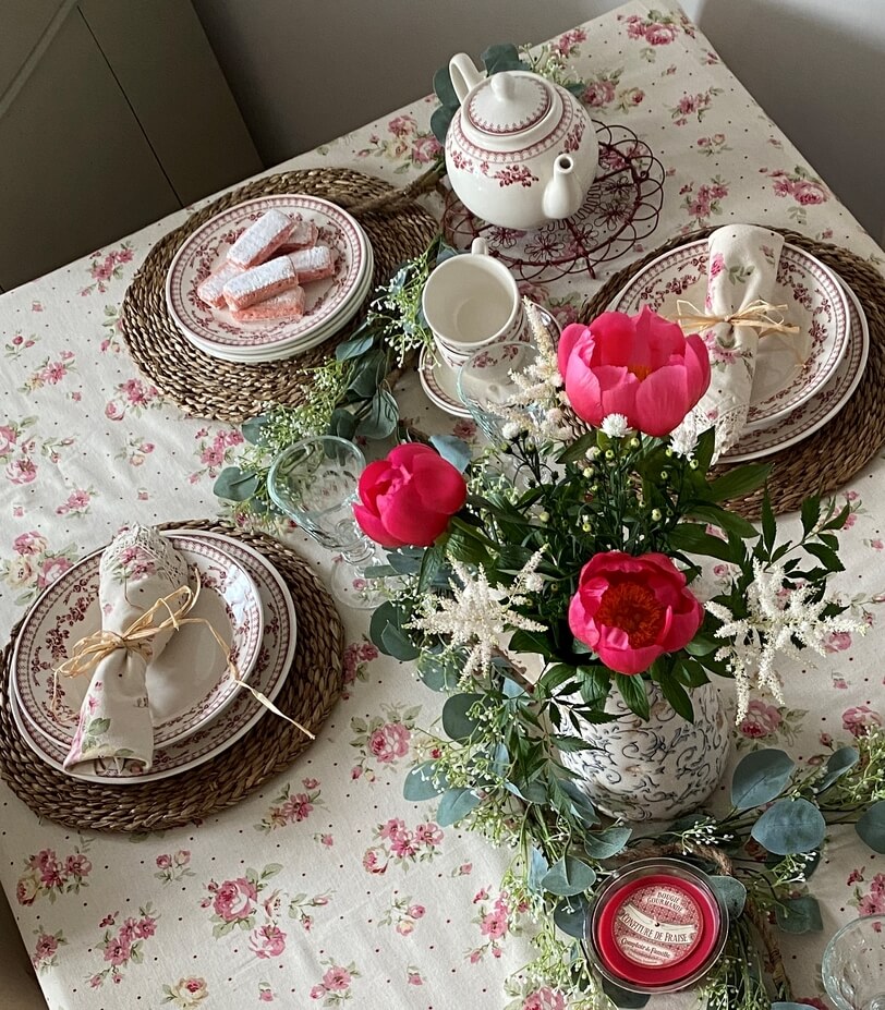 Tasse à thé en porcelaine décorée avec soucoupe et boîte. ca (72.09.17) -  Art From Italy