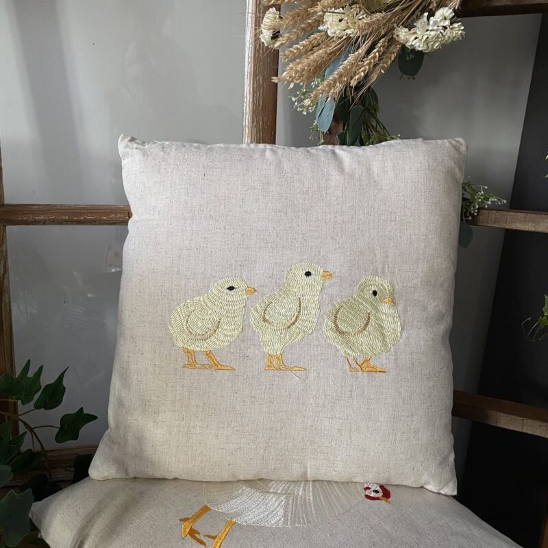 Coussin Comptoir de famille brodé poussin de ferme