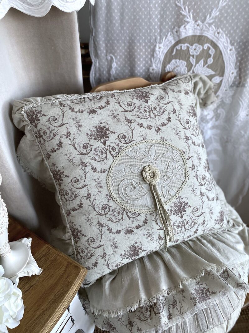 Coussin Shabby chic à volant Blanc Mariclo – Image 3